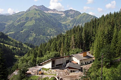 Österreich - Tirol - Die Steinölbrennerei im Bächental hoch in den Tiroler Bergen