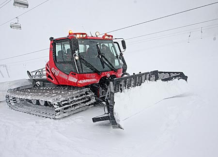 Österreich - Stubaital in Tirol - Pistenbully im Einsatz