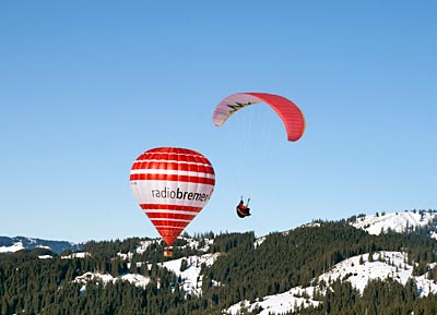 Österreich - Tannheimer Tal - Ballon mit Paraglider