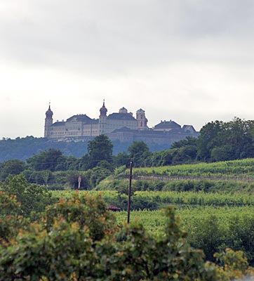 Österreich - Wachau - Weinberge zu Füßen von Stift Göttweig