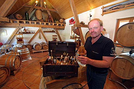 Österreich - Waldviertel - Oswald Weidenauer steht nicht nur für leckere Obstler und Mohneierlikör, sein Herz schlägt ganz besonders für den Waldviertler Whisky