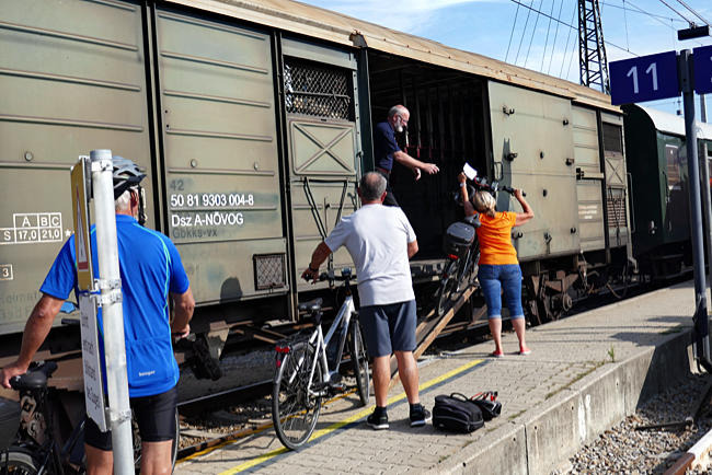 Weinviertel - Reblaus-Express am Retzer Bahnhof