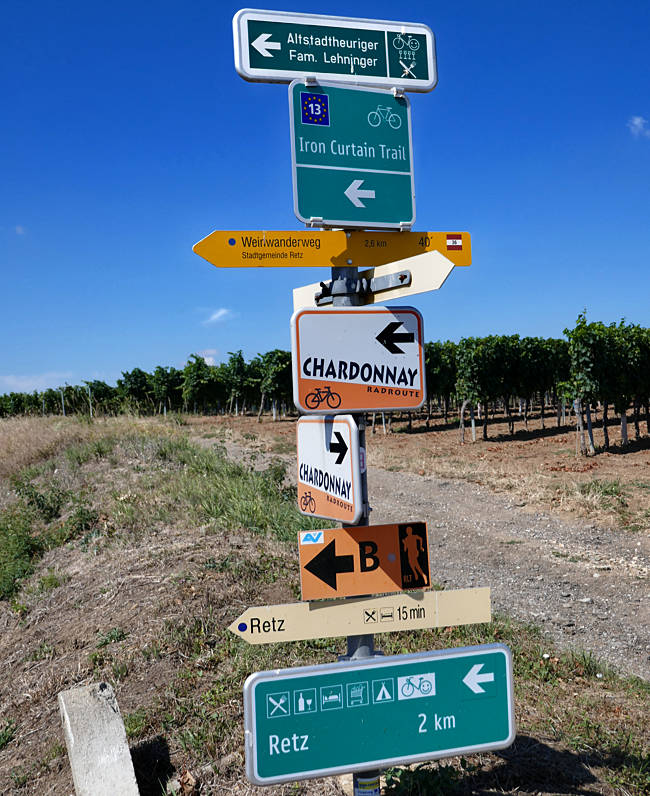 Weinviertel - Schilderbaum mit Weinradweg Chardonnay