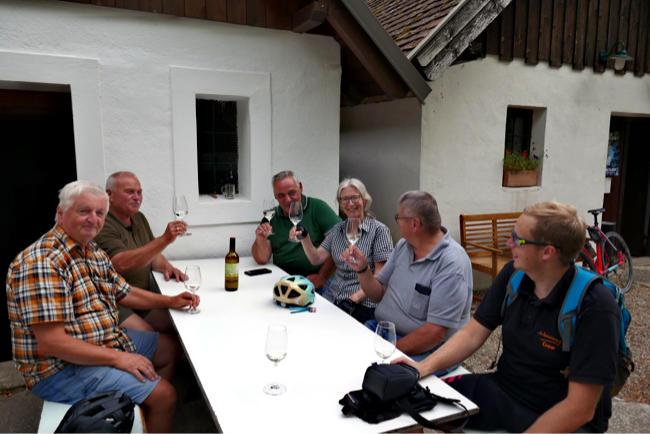 Weinviertel - Pause bei einem Glas Wein