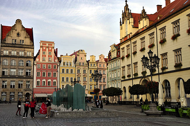 Giebelhäuser mit Brunnen am Marktplatz Rynek, Breslau, Polen