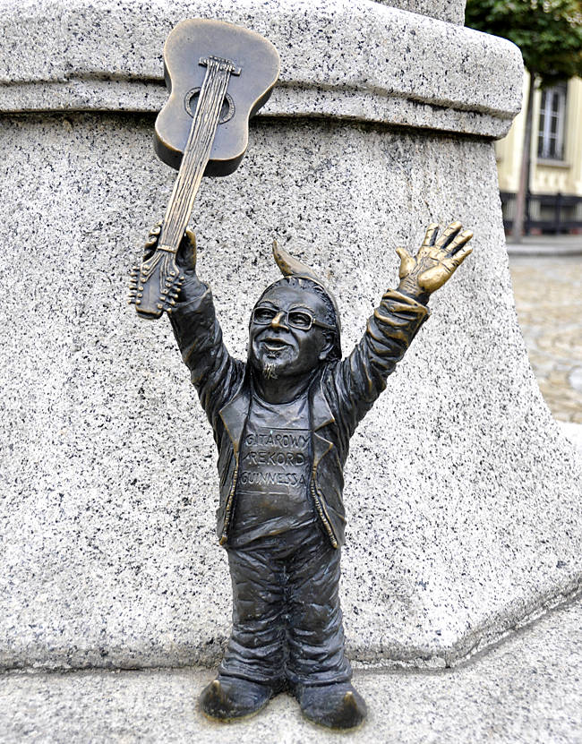 Leszek Cichonski, Gitarrist und Initiator des Festivals "Thanks Jimi" jubelt vor der Jahrhunderthalle von 1913, weil er 2019 mit dem Hendrix-Song "Hey Joe" einen Eintrag im Guiness-Buch der Rekorde für Breslau erreichte, Breslau, Polen