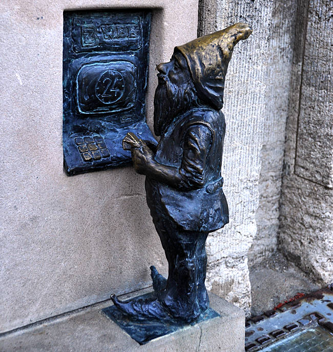 Der Geld-Zwerg, an einer Bank am Rynek. Breslau, Polen