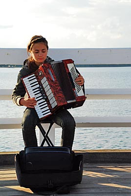 Polen - Danziger Bucht - Musikerin an der Mole von Sopot