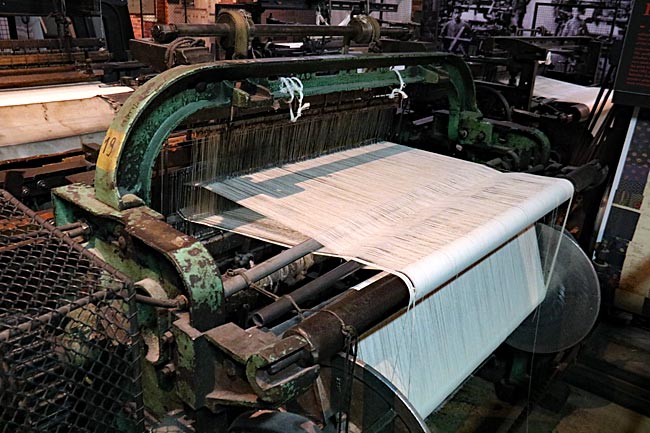 Lodz in Polen - Webstuhl in Aktion in ehemaliger Textildruckerei