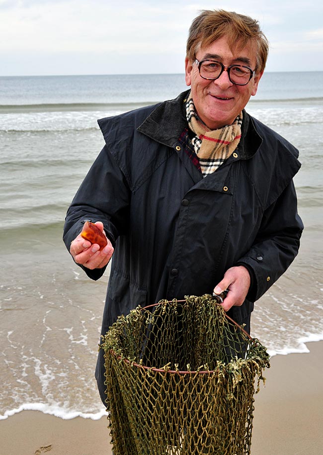 Bernstein-Meister Zbigniew Strzelczyk beim Bernsteinfischen am Strand von Sobieszewo (Bohnsack), bei Danzig, Pommern, Polen