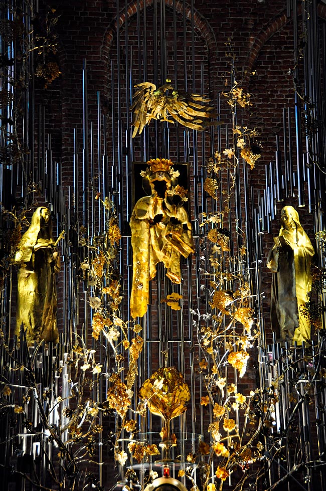 Der Bernsteinaltar in der Brigittenkirche, mit der schwarzen Madonna, der Schutzpatronin Polens. Seit 2000 im Aufbau, ein symbol für der Aufstand der Solidarnos-Bewegung. Ein Werk der Künstler Stanislaw Radwanski und Mariusz Drapikowski.