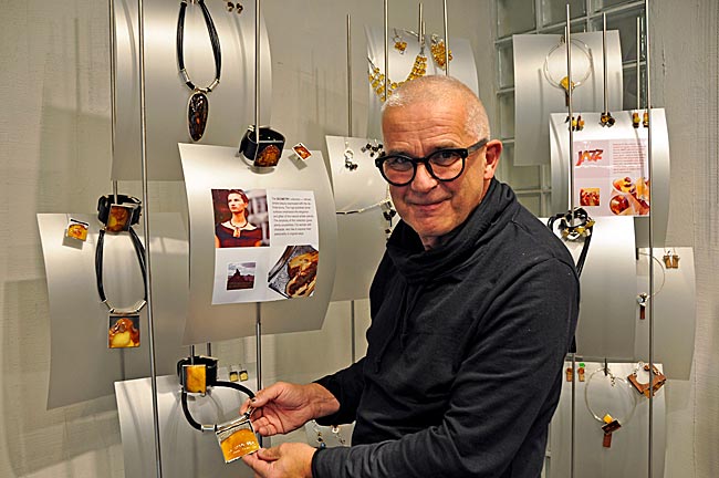 Michal Kosior, international bekannter Bernstein-Schmuckdesigner, in seiner Galerie Amber Moda, Sopot, Pommern, Polen
