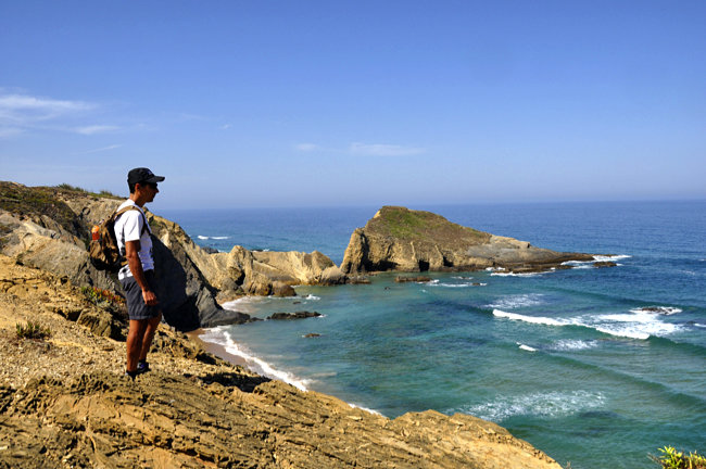 Wanderer auf einem Trilho dos Pescdores, einem Fischerweg der Rota Vicentina an der Küste entlang. Der Fernwanderweg führt durch den gleichnamigen Naturpark im Südwesten Portugals