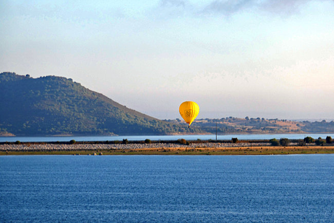 Heißluftballon über dem Alqueva-Stausee, Alentejo, Portugal