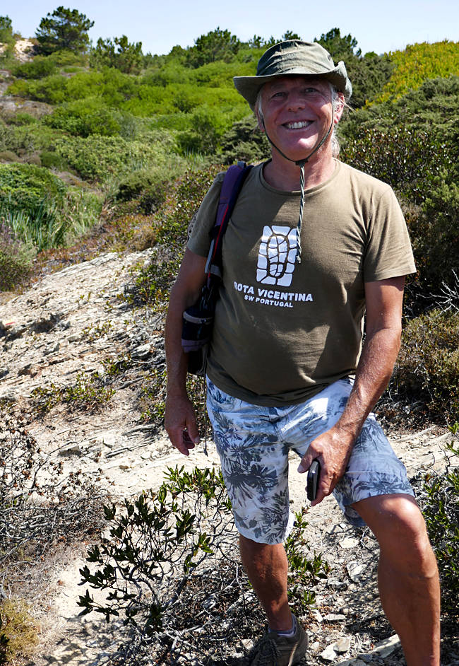Rudolfo Müller, Mitbegründer des Weitwanderweges Rota Vicentina, auf dem Fischerweg an der Küste im Parque Natural Sudoeste Alentejano e Costa Vicentina, Portugal