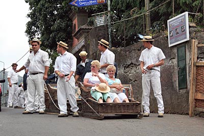 Portugal - Madeira - Eine Fahrt mit dem traditionellen Korbschlitten gehört zu den beliebtesten Touristenattraktionen der Insel