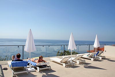 Portugal - Madeira - Wohnen und Baden mit Ausblick - Die Quinta da Rochinha in Ponta do Sol thront auf einer Klippe direkt über dem Meer