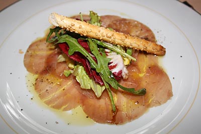 Madeira - Madeira Thunfischcarpaccio, temperiert mit regionalem Poncha, Avocadotartar, grüner Apfel und Mango