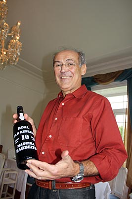 Madeira - Quinta Serra Golfe - Direktor José Carlos Martins präsentiert Madeirawein zum Dessert