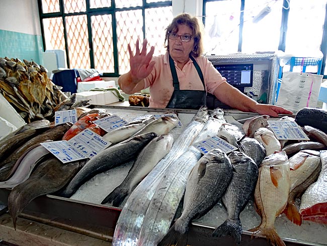 Portugal - Wiegen, rechnen, handeln in der Markthalle von Peniche. Der Küstenort ist ein Zentrum des portugiesischen Fischfangs