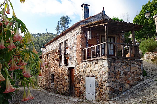 Portugal - Wie aus einem Märchenbuch: Das fast vergessene Schieferdorf Sao Simao im „Centro de Portugal“ ist eines von 29 Dörfern, denen Eigeninitiative der Bewohner und EU-Gelder neues Leben einhauchten. Touristisch sind sie jedoch immer noch ein Irgendwas im Irgendwo.