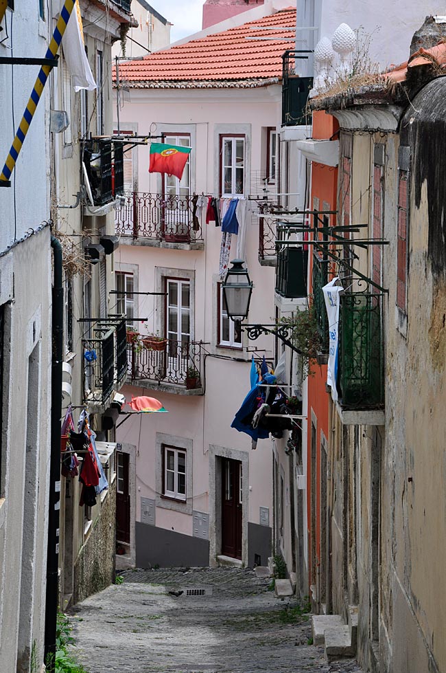 Typische Gasse in der Alfama, Lissabon, Portugal