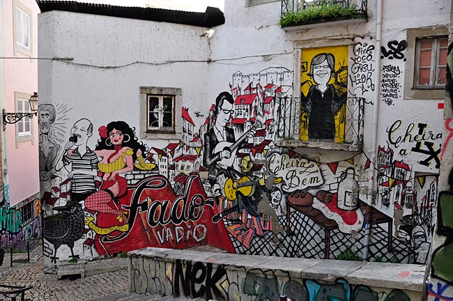 Fado-Graffiti Mural das Escadinhas de Sã Cristóvão, im Stadtteil Mouraria, Lissabon