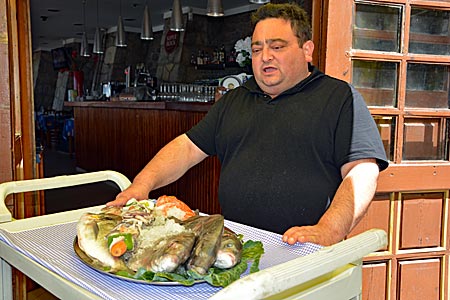 Portugal - in São Pedro de Moel - der Wirt des Restaurants „Estrela do Mar“ - Stern des Meeres – zeigt die fangfrischen Fische
