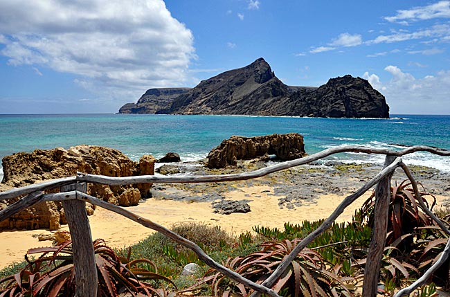 Der feine Sandstrand an der Ponta da Calheta, im Süden von Porto Santo, der kleinenre Nachbarinsel von Madeira, Portugal