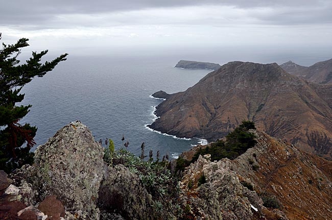 Steile Basaltklippen im Nordosten von Porto Santo. Die kleine Nachbarinsel von Madeira im Atlantik. Portugal