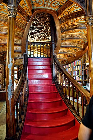 Portugal - Porto - Livraria Lello & Irmão Treppe im Innenraum