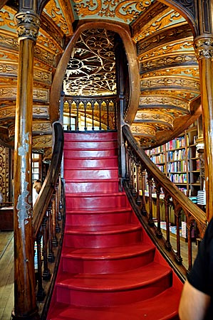 Portugal - Porto - Livraria Lello & Irmão Treppe im Innenraum