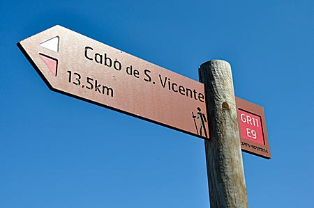 Portugal - Richtungsschild der Rota Vicentina, Fernwanderweg im Westen der beiden Südregionen Algarve und Alentejo