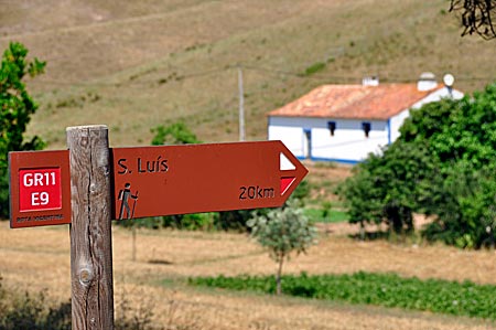 Wegweiser auf einem "Historischen Weg" der Rota Vicentina, dem Fernwanderweg im Südwesten Portugals