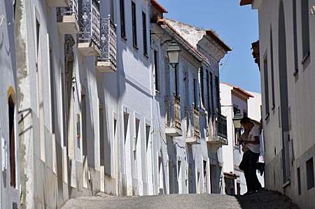 Portugal - Algarve - Serra de Monchique, Straßenszene im Bergdorf Monchique