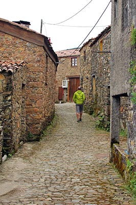 Zentral-Portugal - Pedro Pedrosa in den Gassen von Gondramaz