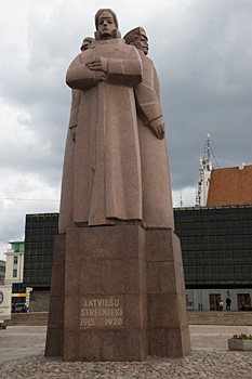 Denkmal vor dem Okkupationsmuseum, Riga