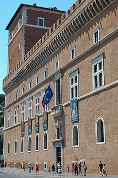 Rom: Palazzo Venezia. Über dem Portal der historische Balkon