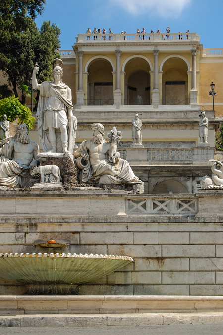 Rom: Exedra mit der Stadtgöttin Roma. Im Hintergrund die Pincio-Terrasse
