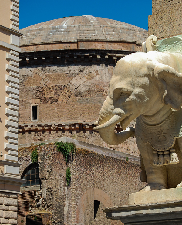 Rom: Berninis Elefant mit dem Pantheon im Hintergrund