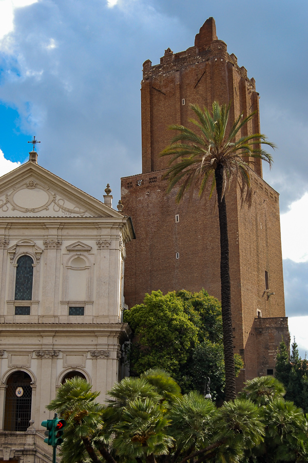 Rom: Geschlechterturm Torre delle Milizie aus dem 13. Jahrhundert