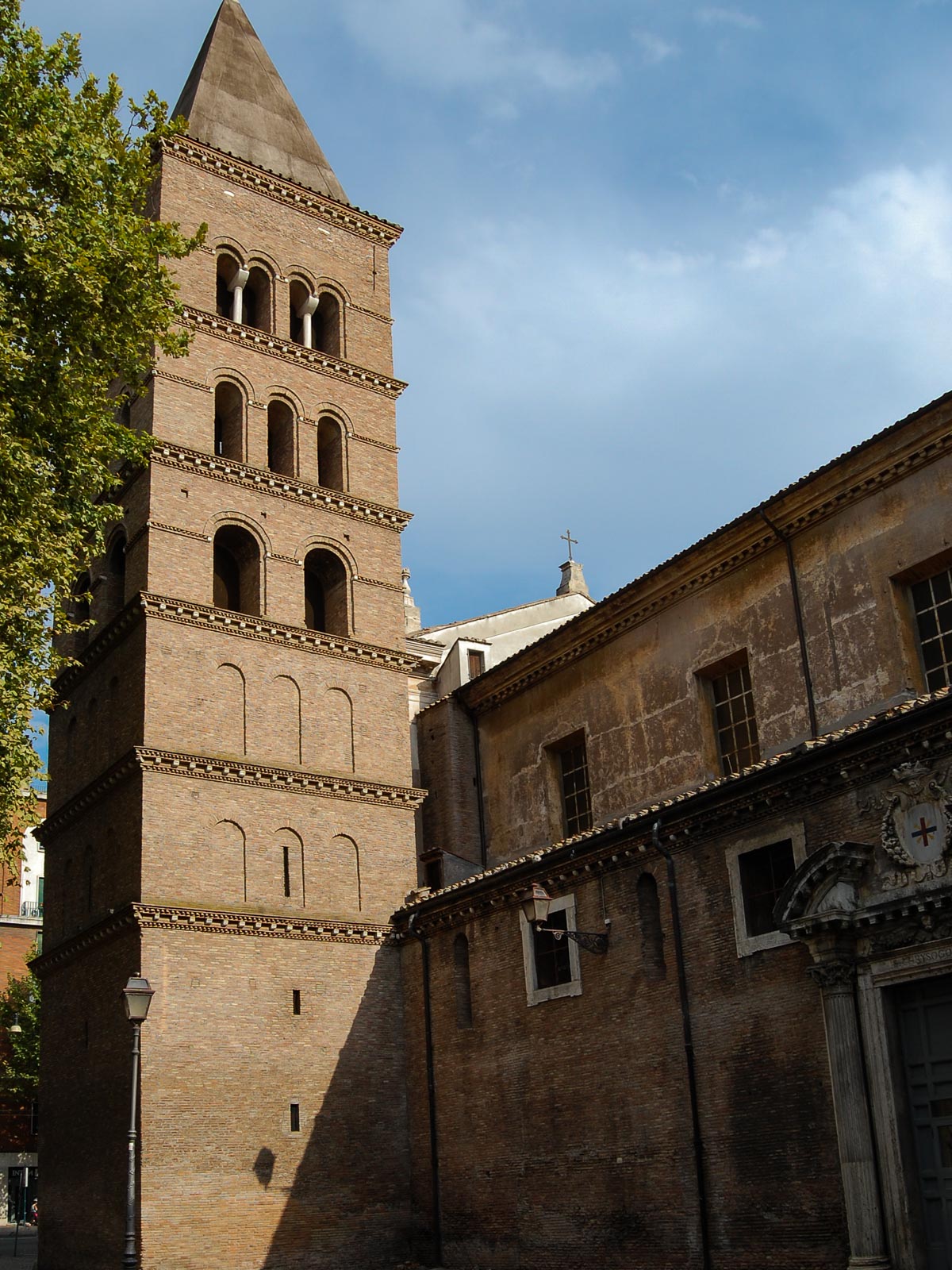 Ziegel-Campanile der Kirche Sant Crisogono
