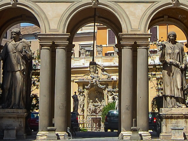 Palazzo Borghese. Innenhof mit Arkaden. Im Hintergrund ein Brunnen des Nymphaeums