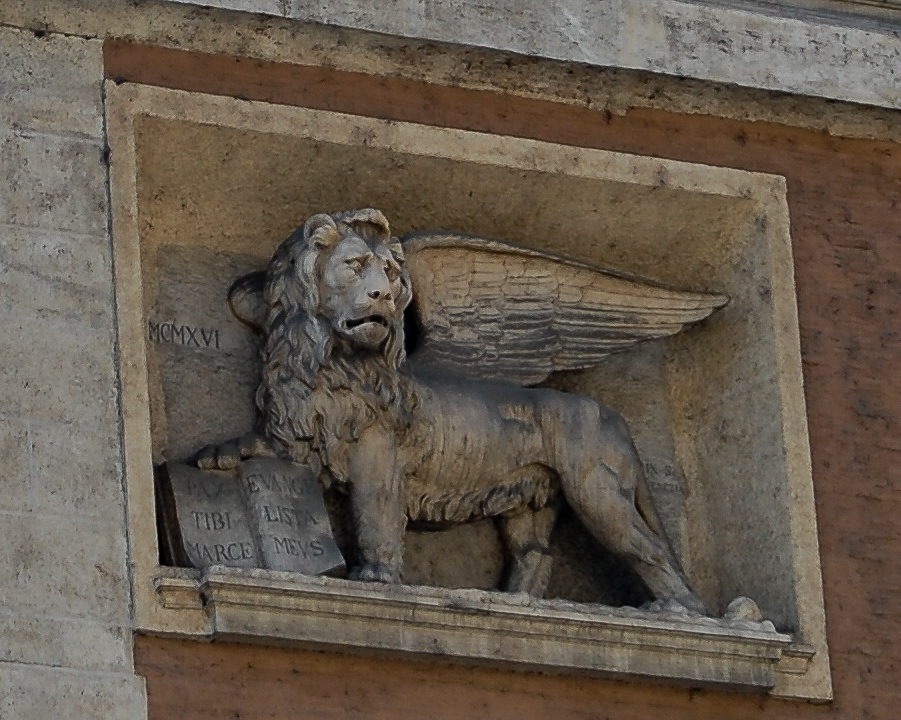 Der venezianische Löwe als Fassadenschmuck am Palazzo Venezia in Rom