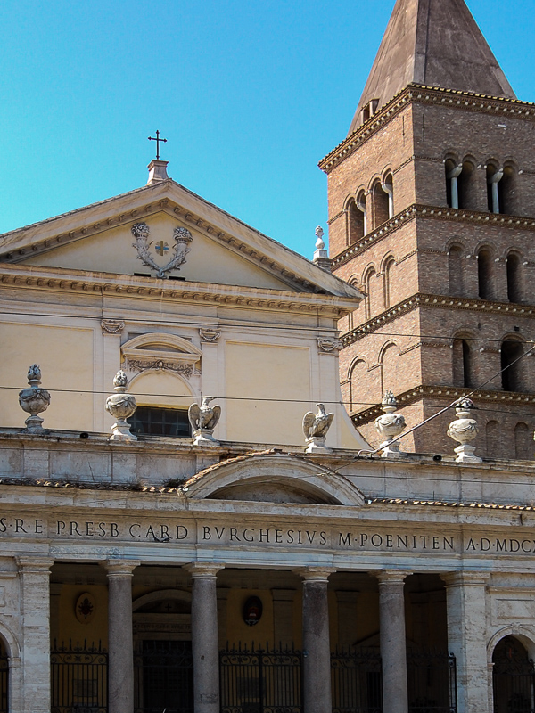 Rom: San Crisogno - Barockisierte Kirchenfront und romanischer Campanile in Ziegelbauweise