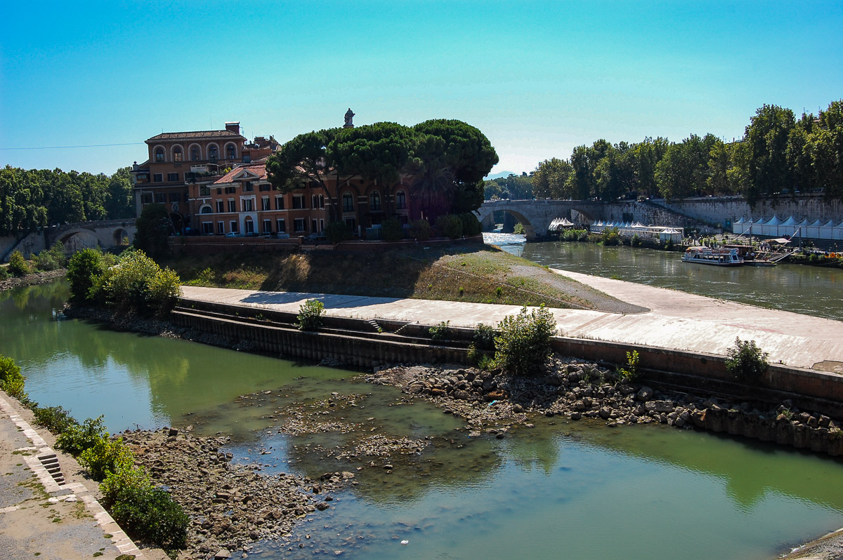 Rom: Tiberinsel bei Niedrigwasser im August