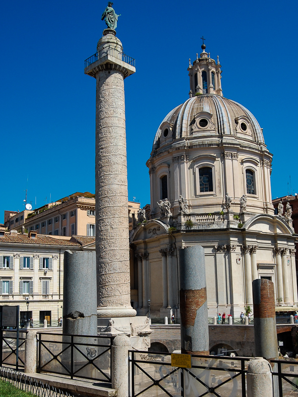 Rom: Trajanssäule, im Hintergrund die Kirche Santissimo Nome di Maria