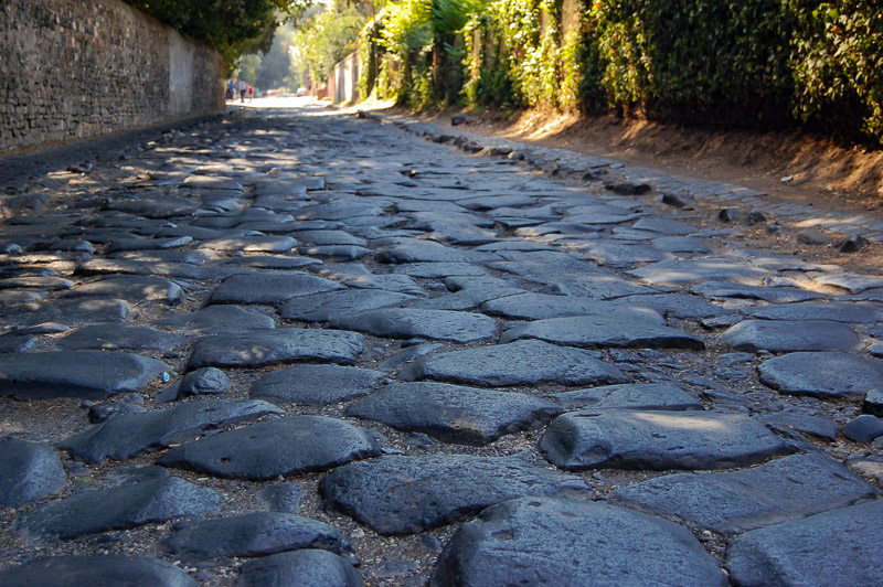 Rom: Antikes Straßenpflaster auis schweren Granitblöcken in der Via Appia Antica