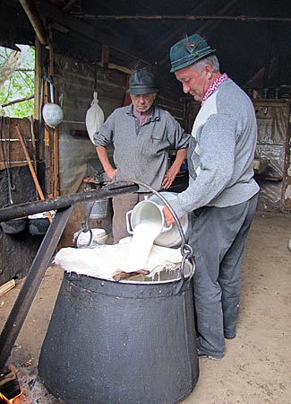 Rumänien - Transsilvanien - George Corco sen. und jun. verarbeiten ihre Milch vor Ort zu Käse