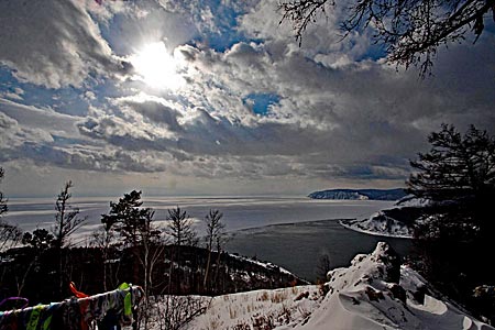 Transsibirische Eisenbahn - Blick vom Panoramaberg hinunter auf den Baikal und das „Quellgebiet“ der Angara